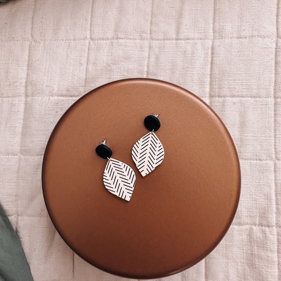 Jewelry - creamy drop earrings with black print